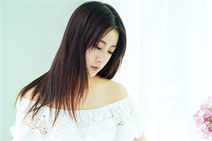 Listening at the radio station next to Shanghai Listening at the radio station next to Shanghai